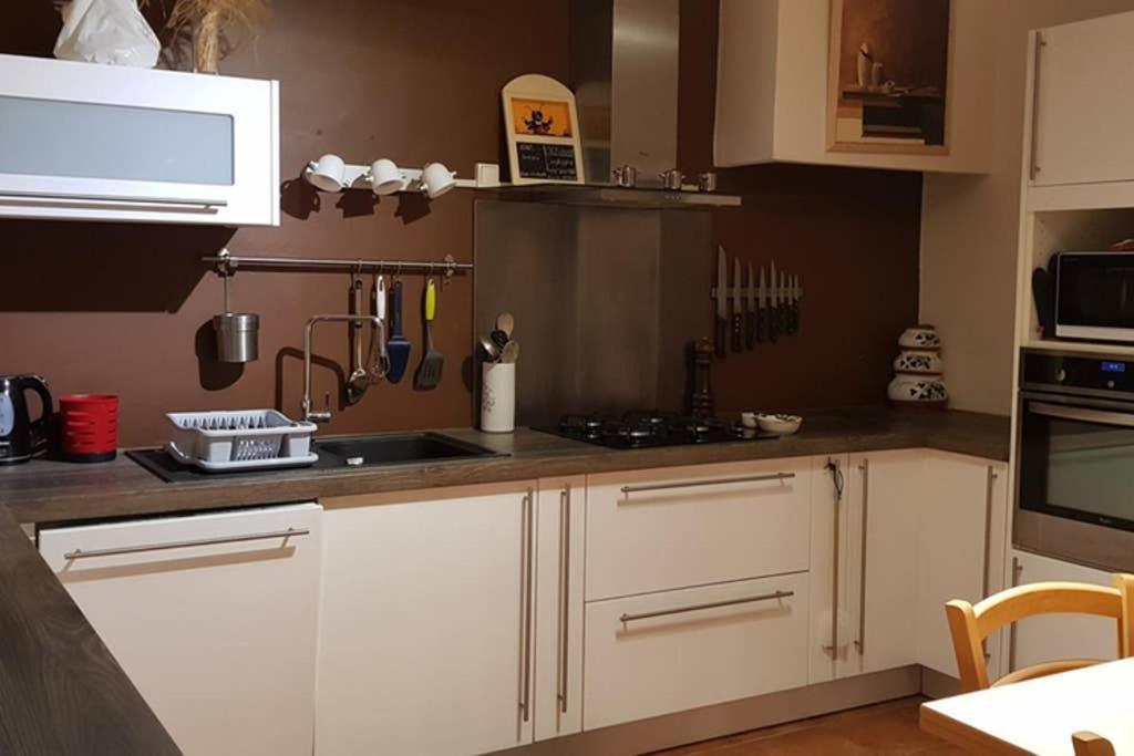 Апартаменты Un Charmant Logement Эг-Морт Экстерьер фото