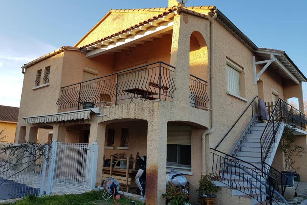 Апартаменты Un Charmant Logement Эг-Морт Экстерьер фото